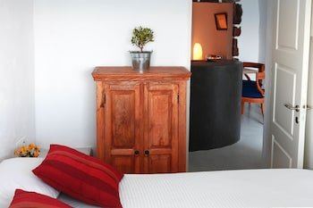 Menias Cave House