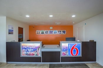 Motel 6 Madisonville