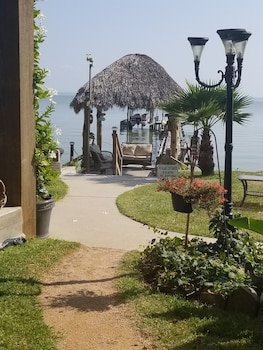 Come Friday Cottages On The Bay