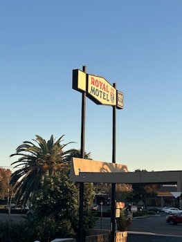 Royal Motel Tracy