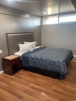 Royal Motel Tracy