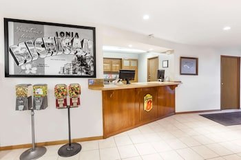 Super 8 by Wyndham Ionia MI