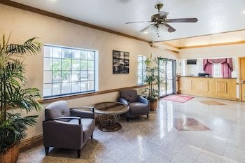 Econo Lodge & Suites
