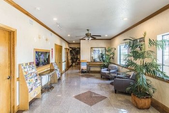 Econo Lodge & Suites