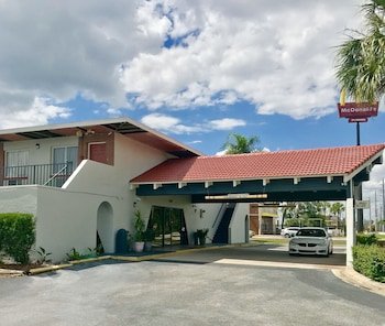 Red Carpet Inn & Suites Kissimmee
