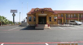 Taylor Village Inn