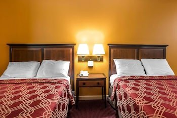 Econo Lodge At Six Flags