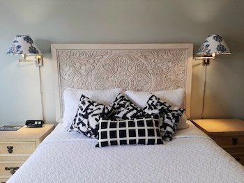 The New Star Motel (1950s Retro Lodging and Retreat Center)
