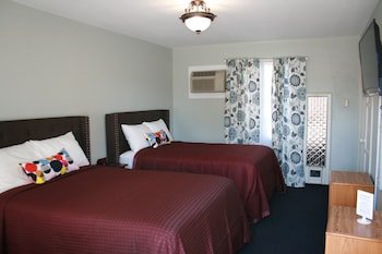 The New Star Motel (1950s Retro Lodging and Retreat Center)