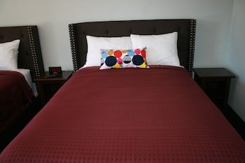 The New Star Motel (1950s Retro Lodging and Retreat Center)