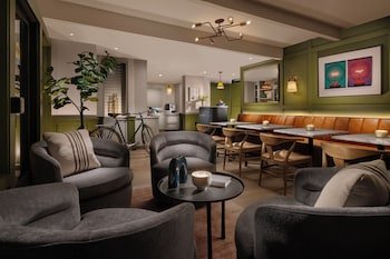 Red Cottage Inn & Suites