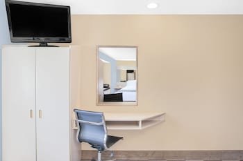 Microtel Inn & Suites by Wyndham Clear Lake