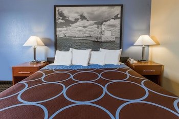 Super 8 by Wyndham Janesville