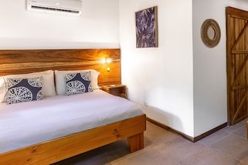 Makanas Beach Bungalows