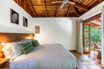 Makanas Beach Bungalows