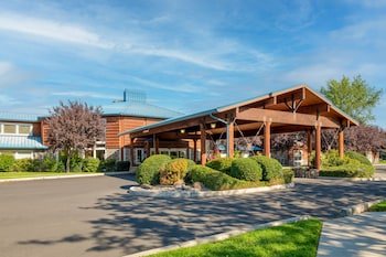 River Lodge & Cabins
