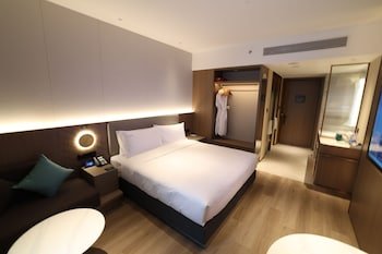 Holiday Inn Express Zhabei