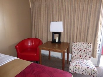 Econo Lodge Wall