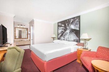 Upper Lake Inn and Suites