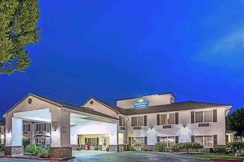 Days Inn & Suites by Wyndham Gresham