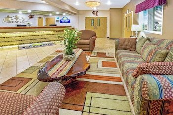 Days Inn & Suites by Wyndham Gresham