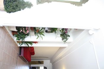 Al-Yakhour Hostel