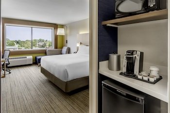 Holiday Inn Express & Suites Milwaukee West Allis