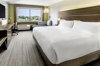 Holiday Inn Express & Suites Milwaukee West Allis