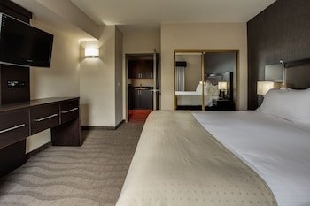 Holiday Inn Express & Suites Naples Downtown - 5th Avenue