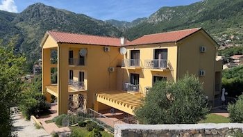 Villa Risan Apartments