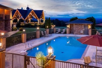 Aiden by Best Western @ Warm Springs Hotel and Event Center