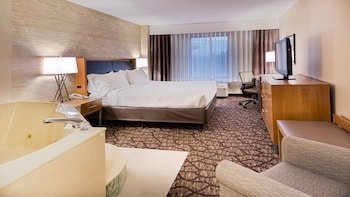 Holiday Inn & Suites Warren