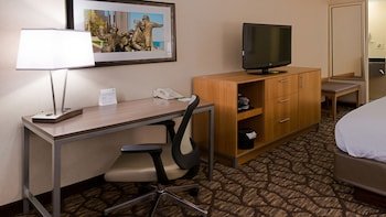 Holiday Inn & Suites Warren