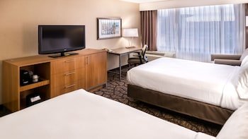 Holiday Inn & Suites Warren