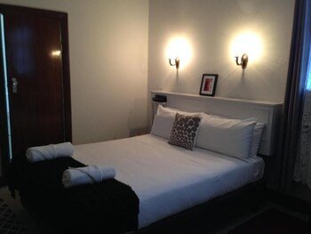 Burkes Hotel Motel