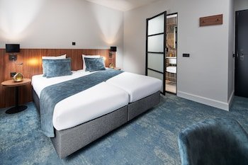 Boutique Hotel First City