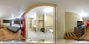 Econo Lodge Inn & Suites I-35 at Shawnee Mission 