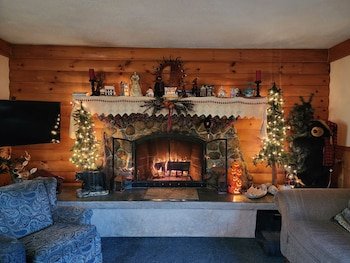 Covered Bridge River View Lodge