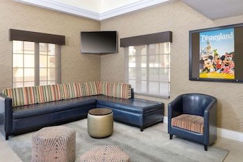 Best Western Plus Raffles Inn & Suites
