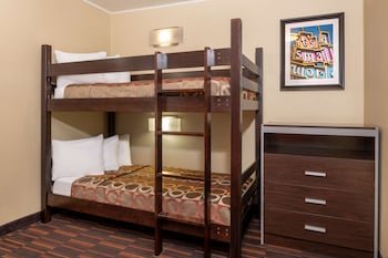 Best Western Plus Raffles Inn & Suites