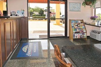 Howard Johnson by Wyndham Houston Downtown