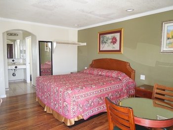 Castaway Motel