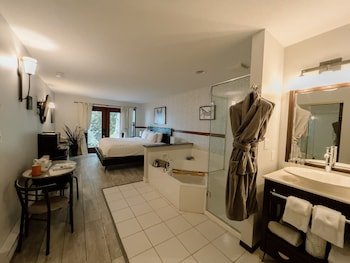 Lunar Cove Inn