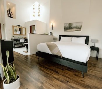 Lunar Cove Inn