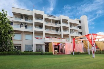 Genx Crescent By 1589 Hotels