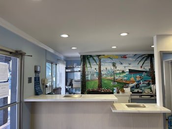 Travelodge by Wyndham Long Beach Convention Center