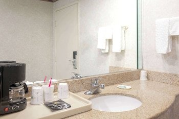 Travelodge by Wyndham Long Beach Convention Center