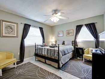 Harbor 606 Venice Island 2 Br home by RedAwning