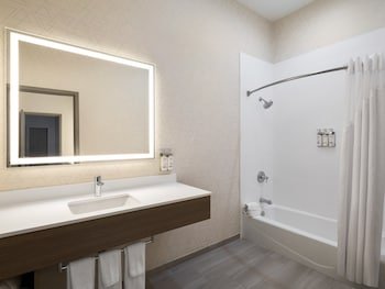 Holiday Inn Express Meadville (I-79 Exit 147A)