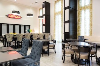 Hampton Inn & Suites La Crosse Downtown